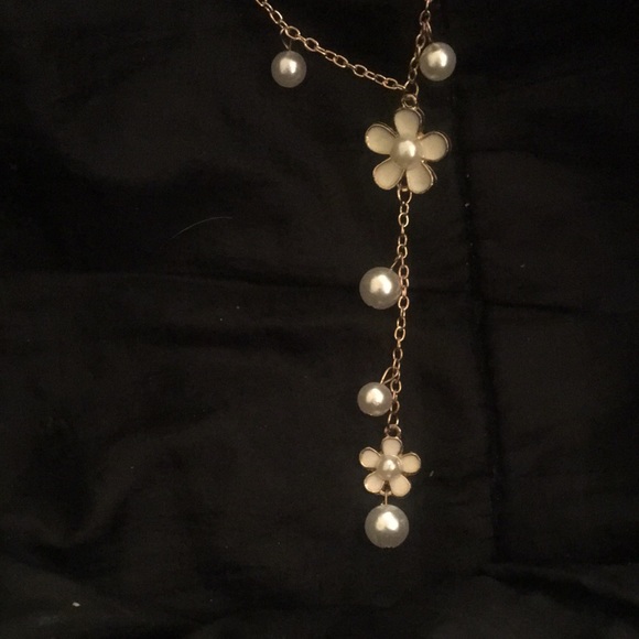 COPY - NWT necklace. Gold chain with pearls and white enamel daisies. - Picture 5 of 6
